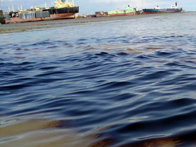 Θαλάσσια ρύπανση στην Ελευσίνα