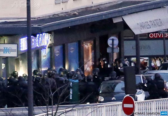 Δυνάμεις της αστυνομίας σε σχηματισμό προσεγγίζουν την είσοδο