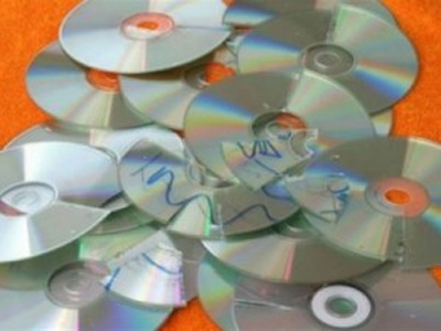 Πωλούσε παράνομα CD και DVD