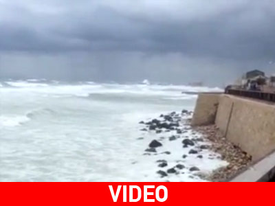 Ηράκλειο: Τα κύματα… καταπίνουν το λιμάνι!
