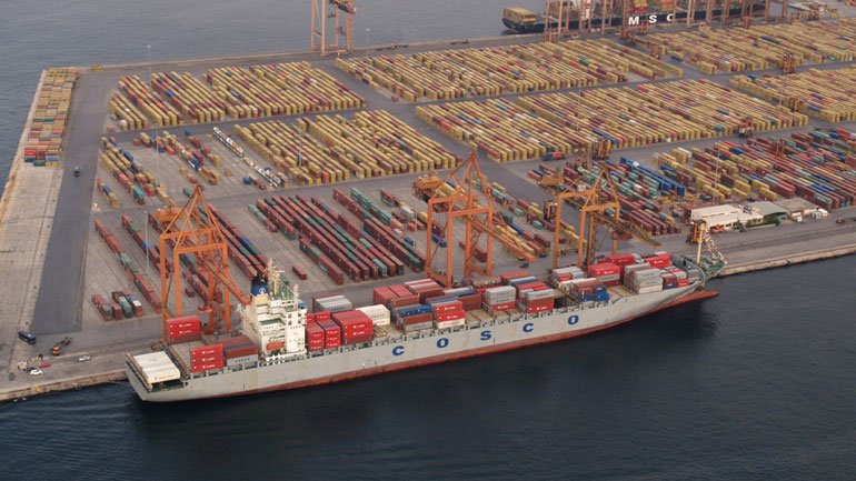 Αντιδρούν οι λιμενεργάτες στην πώληση του Πειραιά