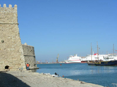 Κηλίδα εμφανίστηκε στο λιμάνι του Ηρακλείου