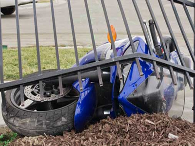 Ανατροπή μηχανής στα Μέθανα – Δύο τραυματίες