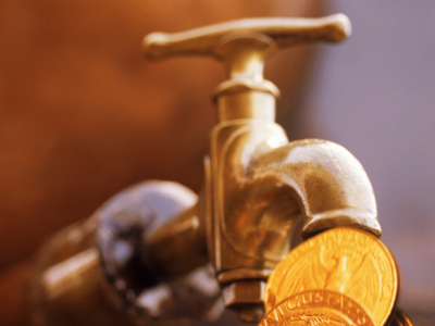 Βρετανία: «Kλείνει» η κάνουλα της χρηματοδότησης