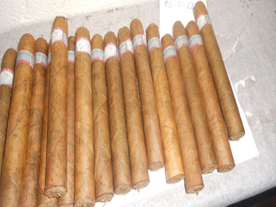 Διέρρηξε αυτοκίνητο για να κλέψει… πούρα!