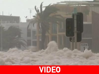 «Άφρισαν» οι δρόμοι σε πόλη της Αυστραλίας