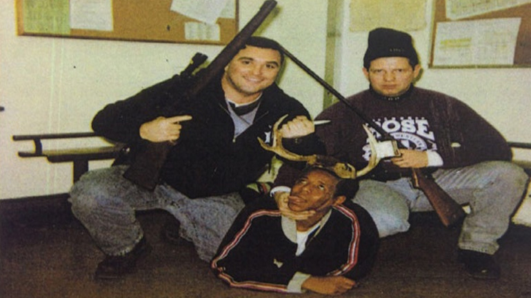 Σικάγο: Ρατσιστές αστυνομικοί ποζάρουν με «θήραμα» έναν Αφροαμερικανό