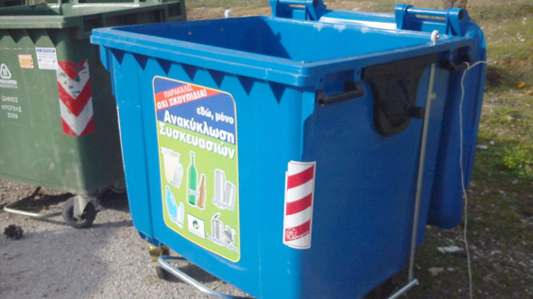 Δράμα: Νεαρός έβαζε φωτιά σε κάδους απορριμμάτων