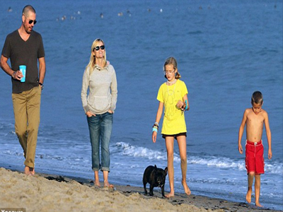 Στην παραλία με την οικογένειά της
