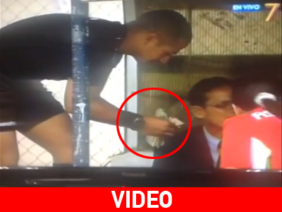 Ισημερινός: Διαιτητής μετράει χρήματα πριν από τη σέντρα!