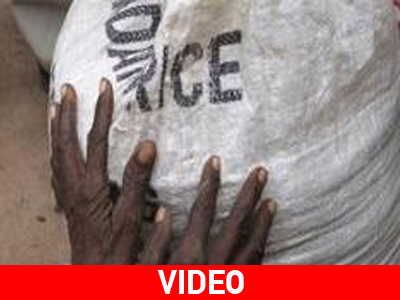 Ξεκίνησαν οι ρίψεις τροφίμων στη Σομαλία