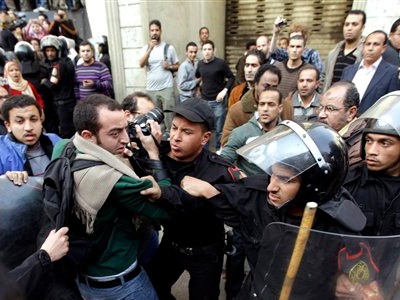 Ζητούν δικαίωση για τους νεκρούς της εξέγερσης στην Αίγυπτο