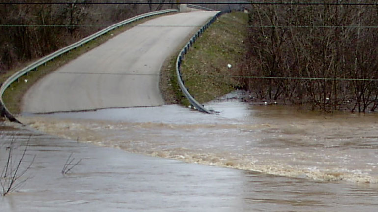 Σαλαμίνα: Μια νεκρή μέσα σε πλημμυρισμένο δρόμο