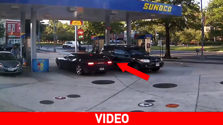 ΗΠΑ: Αυτή έβαζε βενζίνη και οι ληστές έβαζαν… χέρι στην τσάντα της!