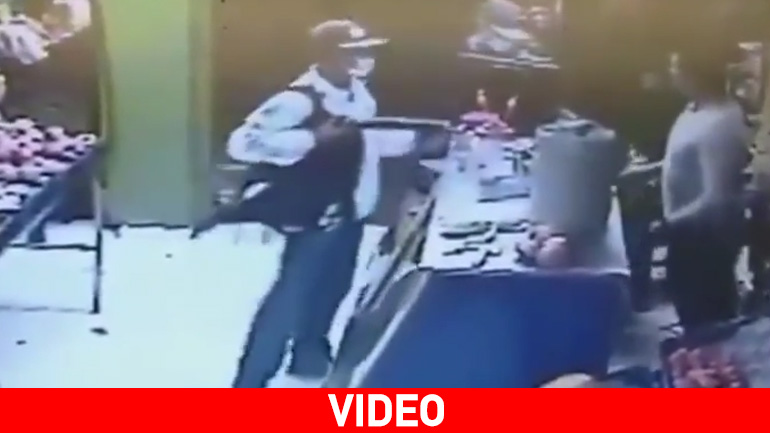 Γενναίος πωλητής φρούτων τρέπει σε φυγή οπλισμένους ληστές