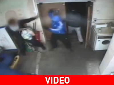 Ληστές επιτίθενται με σφυριά κατά υπαλλήλων σούπερ μάρκετ Ληστές επιτίθενται με σφυριά κατά υπαλλήλων σούπερ μάρκετ