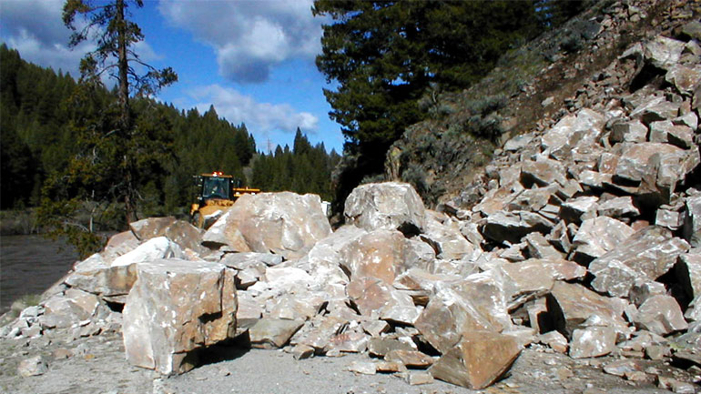 Βράχοι έπεσαν μέσα σε χωριό των Ιωαννίνων