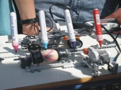 Δημιούργησαν «ρομπότ» που βάφει πασχαλινά αυγά