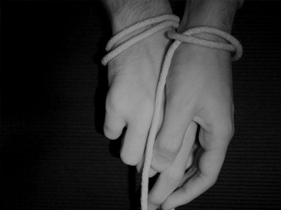 Την έδεσαν χειροπόδαρα και στη συνέχεια εξαφανίστηκαν