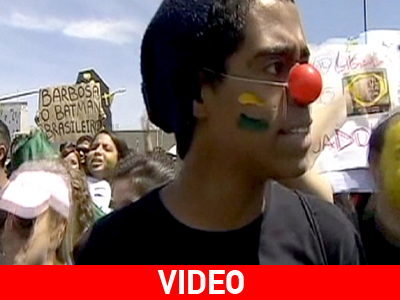 Βραζιλία: Τα σκάνδαλα μείωσαν τη δημοτικότητα της προέδρου