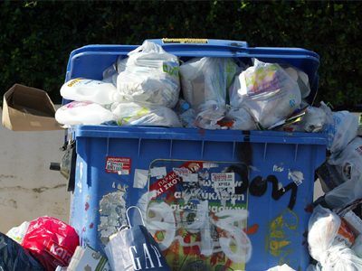 Ηλεία: Βουνά τα σκουπίδια έξω από τα σχολεία!