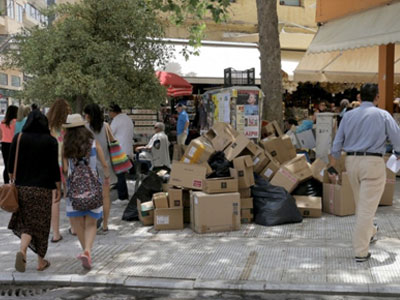 Τα σκουπίδια «κοσμούν» πολυσύχναστο δρόμο στο κέντρο του Ηρακλείου