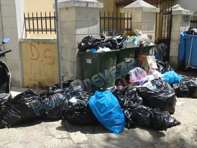 Βρώμα και σκουπίδια στους δρόμους της Πρέβεζας