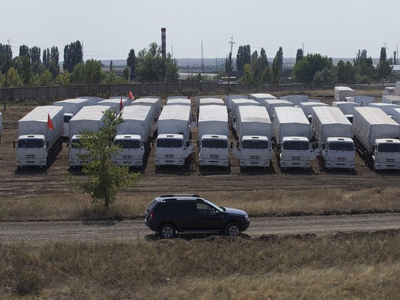Ουκρανοί συνοριοφύλακες ελέγχουν τα ρωσικά φορτηγά