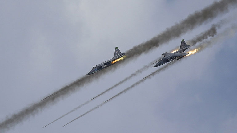 Οι ρωσικοί βομβαρδισμοί ωθούν χιλιάδες ανθρώπους στην προσφυγιά