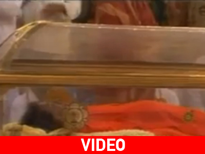 Σε λαϊκό προσκύνημα η σωρός του Sai Baba