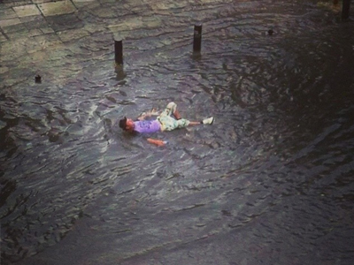 Θεσσαλονικιός κάνει μπάνιο σε πλημμυρισμένο δρόμο!