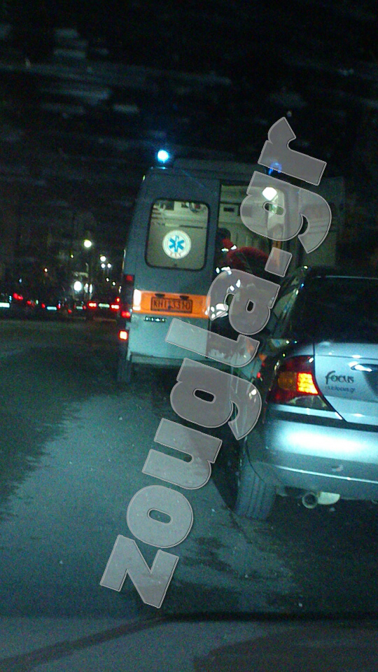 Ασθενοφόρο μεταφέρει τραυματία στο Αργοστόλι