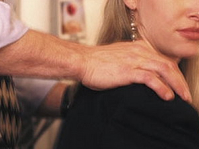 Τον κατηγορεί για σεξουαλική παρενόχληση