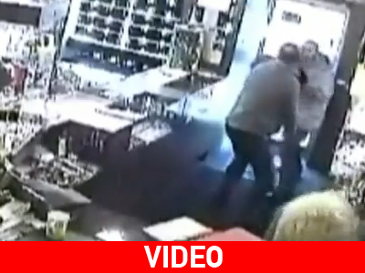 Τον αφόπλισε με μία… σκούπα