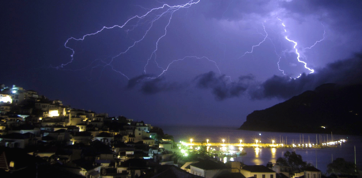 Άστραψε και βρόντηξε στη Σκόπελο