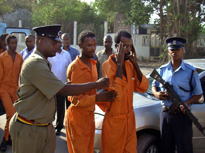 Ελευθέρωσαν Ισπανούς ομήρους Σομαλοί πειρατές