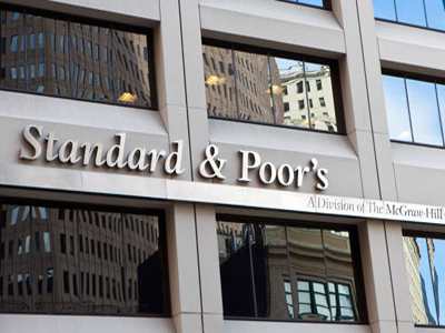 Υποβάθμιση λόγω… εθνικοποίησης του χρυσού