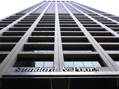 Standard & Poor’s: «Αρνητική η προοπτική της ελληνικής οικονομίας»