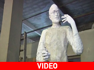 Τον έκαναν άγαλμα!