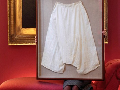 «Χρυσά»… τα βρακιά της βασίλισσας Βικτώρια «Χρυσά»… τα βρακιά της βασίλισσας Βικτώρια