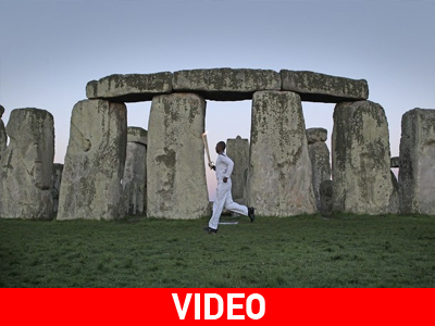 Η Ολυμπιακή Φλόγα στο Στόουνχεντζ δια χειρός… Michael Johnson!