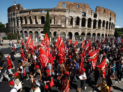 Ιταλία: Κατεβάζει «ρολά» το Δημόσιο