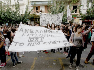 Mαθητική πορεία εν μέσω απεργίας στο Ηράκλειο Κρήτης