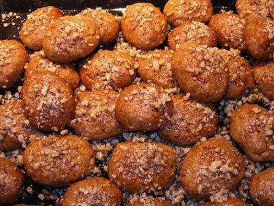 Μοιράζουν κρέας και γλυκά