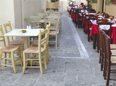 Στο στόχαστρο του Δ. Αθηναίων τα τραπεζοκαθίσματα