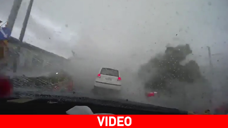 Ανεμοστρόβιλος παρασέρνει αυτοκίνητα και πεζούς στην Ταϊβάν