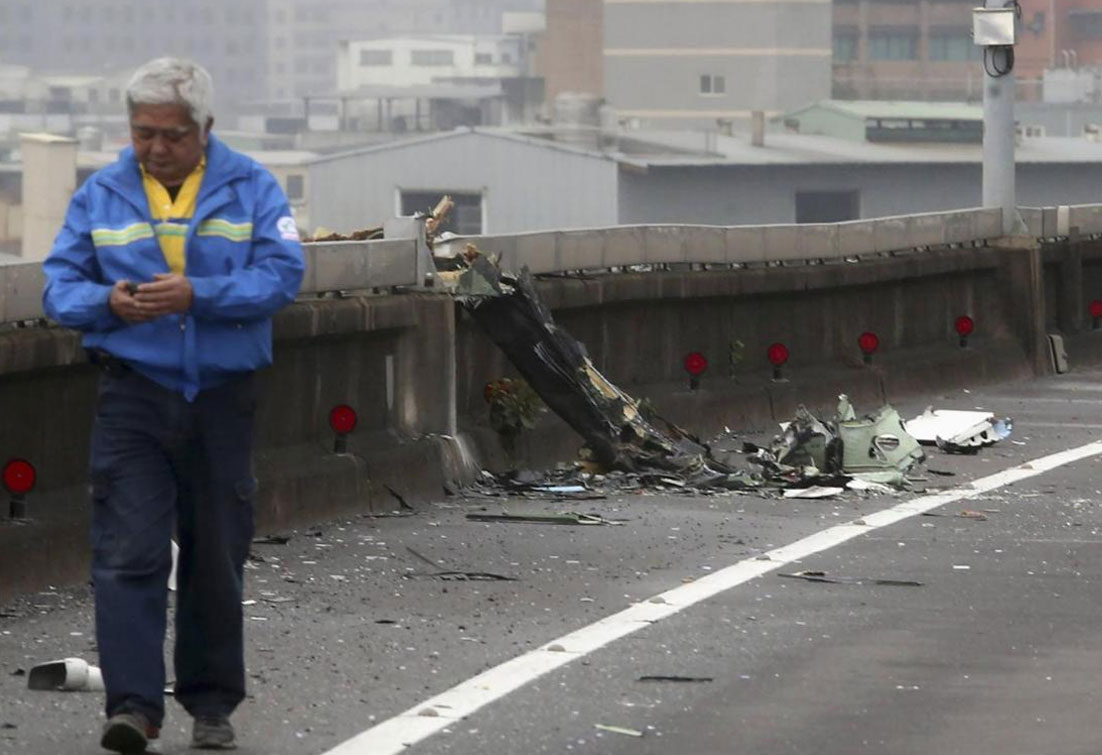 Κομμάτια από την ουρά του αεροσκάφους στο οδόστρωμα