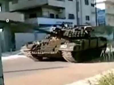 Άρματα μάχης σε πόλη της Συρίας