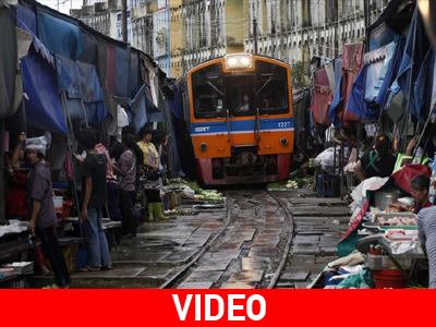Τρένο περνά μέσα από λαϊκή αγορά στην Μπανγκόκ Τρένο περνά μέσα από λαϊκή αγορά στην Μπανγκόκ