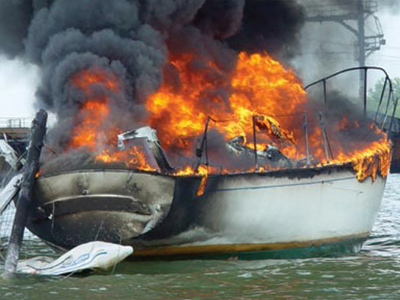 Στις φλόγες θαλαμηγός στον Άγιο Κόσμα